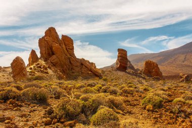 Teide Milli Parkı. Güzel bir yanardağ dağ manzarası El Teide, Atlantik Okyanusu Kanarya Adaları bir güneşli gün ve mavi gökyüzü yüksek yanardağ yakınındaki çöl krater kayalar. Tenerife, Kanarya Adaları