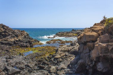 Güzel Atlantik Okyanusu ufuk sahil şeridi. Mavi turkuaz su, köpük dalgalar, taş taş. Holiday bahar yaz saati deniz arka plan