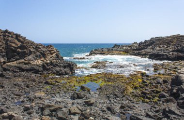 Güzel Atlantik Okyanusu ufuk sahil şeridi. Mavi turkuaz su, köpük dalgalar, taş taş. Holiday bahar yaz saati deniz arka plan