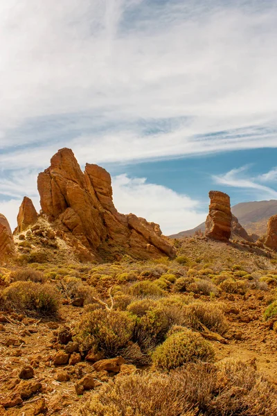 Teide Milli Parkı. Güzel bir yanardağ dağ manzarası El Teide, Atlantik Okyanusu Kanarya Adaları bir güneşli gün ve mavi gökyüzü yüksek yanardağ yakınındaki çöl krater kayalar. Tenerife, Kanarya Adaları