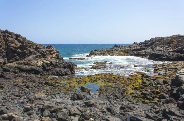 Güzel Atlantik Okyanusu ufuk sahil şeridi. Mavi turkuaz su, köpük dalgalar, taş taş. Holiday bahar yaz saati deniz arka plan