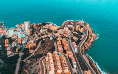 Güzel Bizanslılar sahil şeridine Valencia, İspanya yakınındaki küçük bir kasaba, oteller, binalar ve yollar. Sonbahar kış mavi turkuaz soğuk deniz su ve sıcak renkler sahil şeridi. Hava dron görünümü vurdu