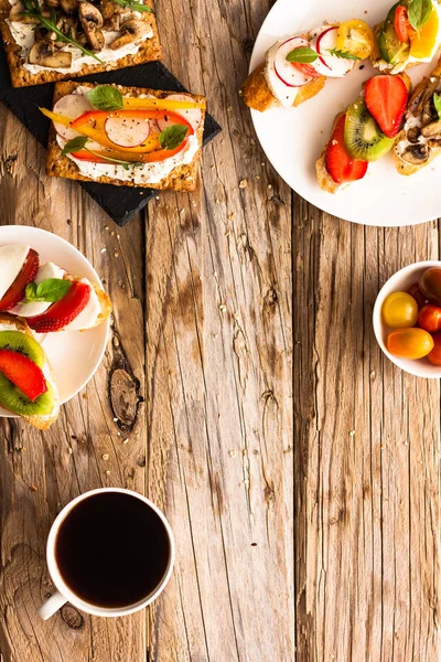 Reggeliző Asztal Ízletes Bruschetta Crostinivel Pirítós Krémsajt Friss Zöldségek Gyümölcsök — Stock Fotó