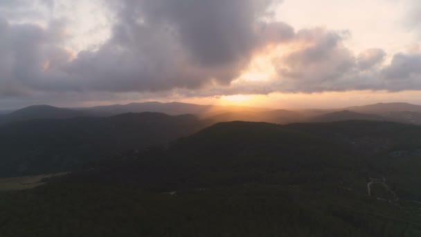 Volando Lentamente Hacia Denso Bosque Montaña Oscura Hermosa Vista Las — Vídeo de stock