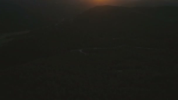 太陽の光のビームと素晴らしいゴールデンアワーの夕日に山と雲の美しい景色 空中映画4Kドローン映像 — ストック動画