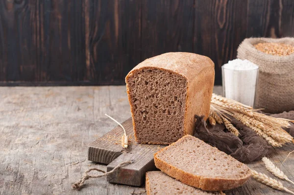 Цілісний Хліб Прісний Пшеничний Хліб Обробній Дошці Борошном Зернами Пшениці — стокове фото
