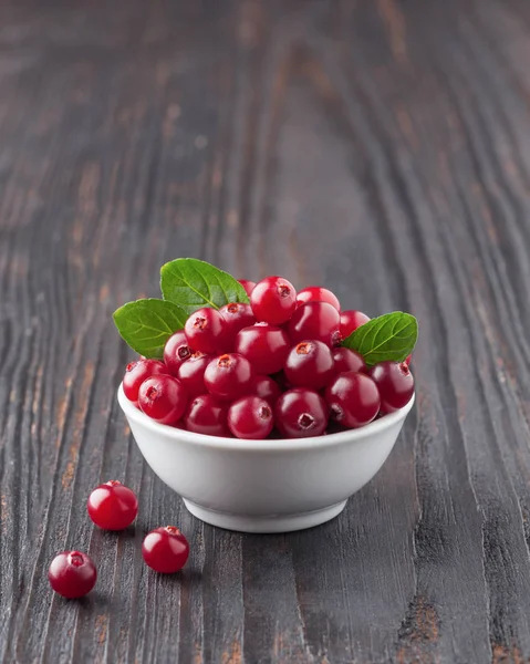 Tranbär Tranbär Med Gröna Blad Liten Vit Skål Tabellen Grå — Stockfoto