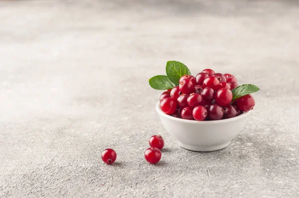 Cranberry Cranberries Com Folhas Verdes Pequena Tigela Branca Mesa Cinza — Fotografia de Stock