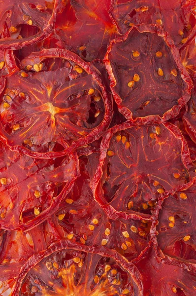 Kurutulmuş domates dilimleri (cips) arka plan. Gevrek sebze dilimleri susuz. Yığın, yığın güneş gevrek domates kurutulmuş. Sağlıklı yemek yemek. En iyi görünümü kapatın, yukarıdan görüş, izole doku yat.