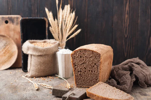 Celozrnný Chléb Nekvašený Celozrnného Chleba Prkénku Mouka Pšeničná Zrna Klásky Stock Obrázky