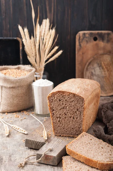 Ψωμί Ολικής Άλεσης Άζυμο Ψωμί Σίτου Ένα Ξύλο Κοπής Αλεύρι Φωτογραφία Αρχείου