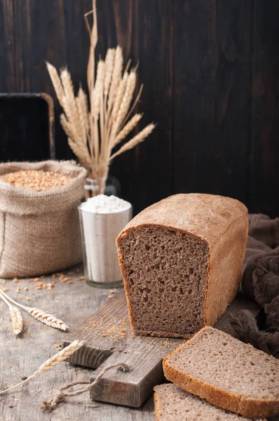 Celozrnný Chléb Nekvašený Celozrnného Chleba Prkénku Mouka Pšeničná Zrna Klásky Stock Snímky