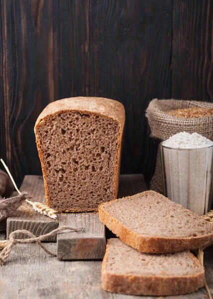 Ψωμί Ολικής Άλεσης Άζυμο Ψωμί Σίτου Ένα Ξύλο Κοπής Αλεύρι Royalty Free Φωτογραφίες Αρχείου