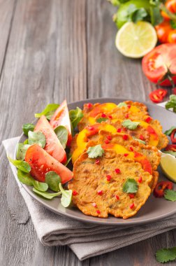 Hint nohut krep Pudla domates, limon, kişniş, püre (mung fasulye) salatası, biber, zencefil, dolmalık biber ile bir tabakta servis. Kopya alanı.