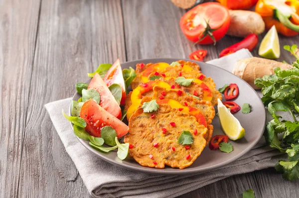 Hint nohut krep Pudla domates, limon, kişniş, püre (mung fasulye) salatası, biber, zencefil, dolmalık biber ile bir tabakta servis. Kopya alanı.