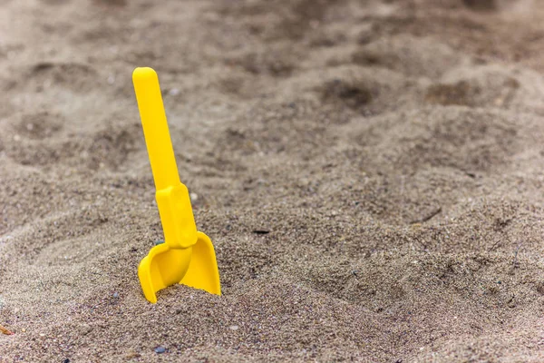 Pala Bambini Nella Sabbia Sulla Spiaggia — Foto Stock