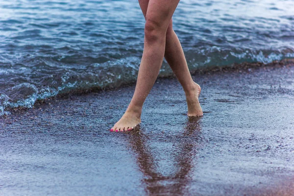 Chica Está Caminando Largo Orilla Del Mar Hermosas Piernas — Foto de Stock