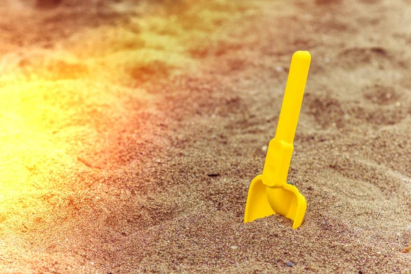 Pala Bambini Nella Sabbia Sulla Spiaggia All Ora Del Tramonto — Foto Stock