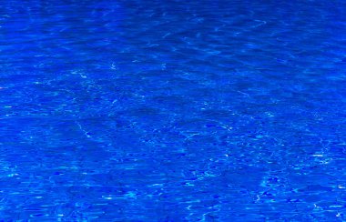 Yukarıdan havuzu görünümünde mavi su