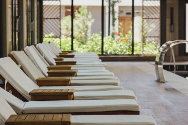 Şezlong kapalı yüzme havuzunda, otel bölgesi