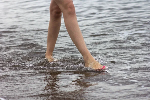 Donna Piedi Nudi Camminando Sulla Spiaggia Estiva Passeggiando Lungo Onda — Foto Stock