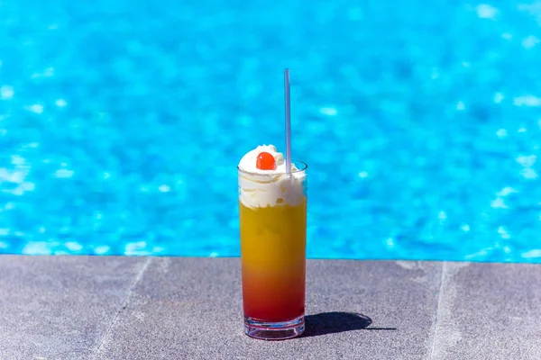 Köstliche Frische Cocktails Der Nähe Des Pools Nahaufnahme — Stockfoto