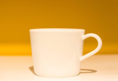 çay güzel bir arka plan üzerinde beyaz Kupası yakın çekim