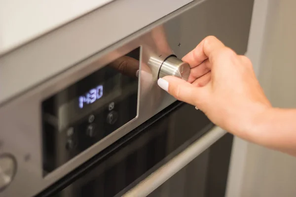 Primer Plano Las Mujeres Ajuste Mano Modo Cocción Temperatura Horno — Foto de Stock