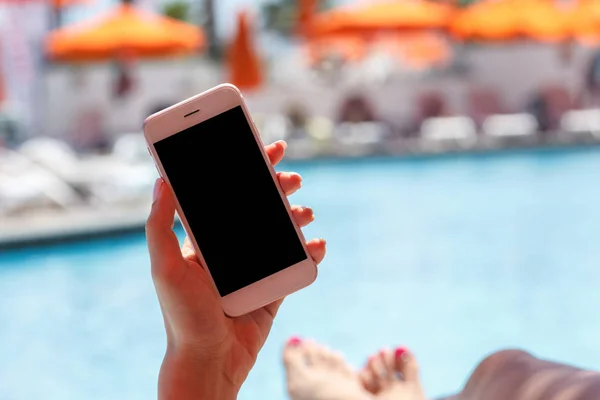 Bir telefon elinde, yaz tatili tutan Beach tatil kadın.