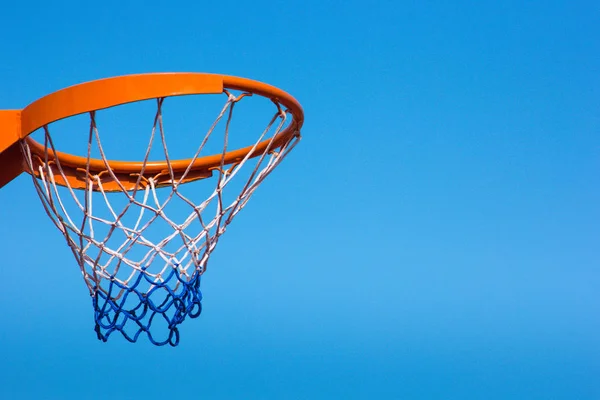 Баскетбольный Обруч Против Голубого Неба Крупным Планом — стоковое фото