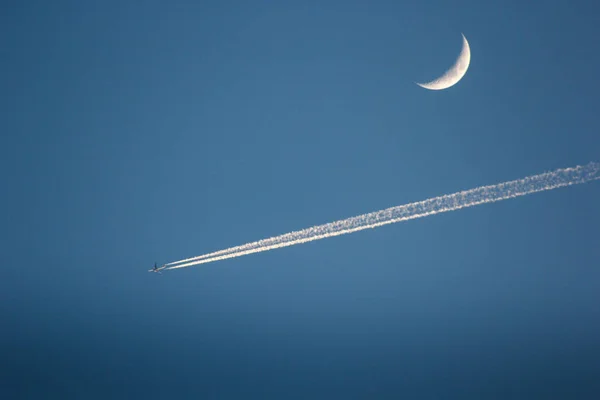 Avión Jet Volando Más Allá Una Media Luna Cielo Azul — Foto de Stock