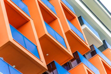 Modern mimarisi, cephe ve turuncu balkon, yakın çekim soyut parçası