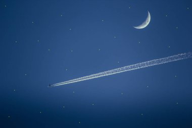 yarım ay mavi gökyüzünde uçan jet uçağı
