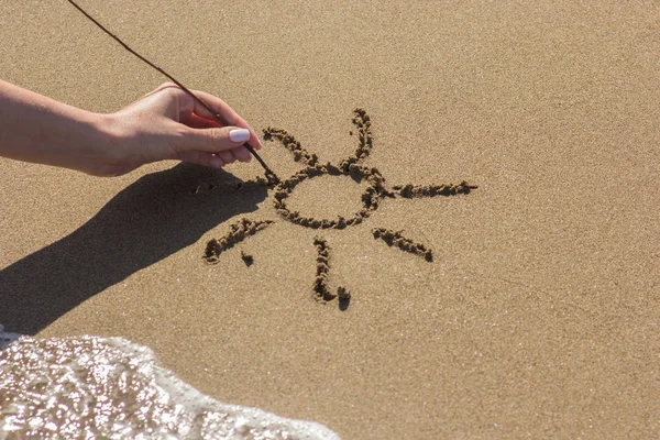 Mano Femminile Disegna Sole Sulla Sabbia Vicino Mare — Foto Stock