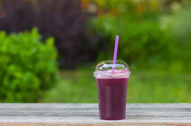 Taze sıkılmış nar suyu bir ahşap zemine, arka plan bulanık