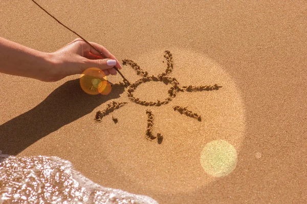 Mano Una Donna Attira Sole Sulla Sabbia Vicino Mare Effetto — Foto Stock