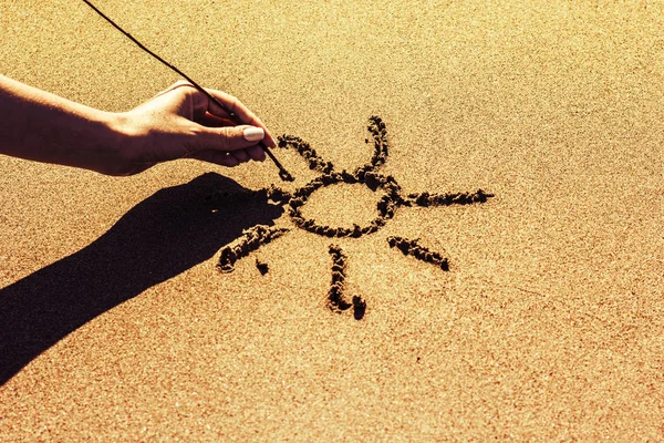Mano Una Donna Attira Sole Sulla Sabbia Vicino Mare Primo — Foto Stock