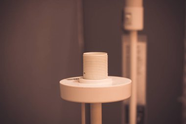 Ampul koyu arka plan üzerinde beyaz plastik elektrik kartuş