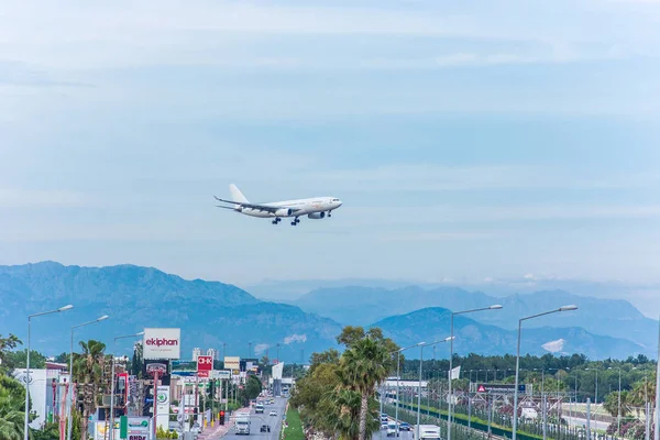 Antalya, Türkiye -18 2018 olabilir; Antalya Havalimanı yolcu uçağı iniyor. Antalya Türkiye.