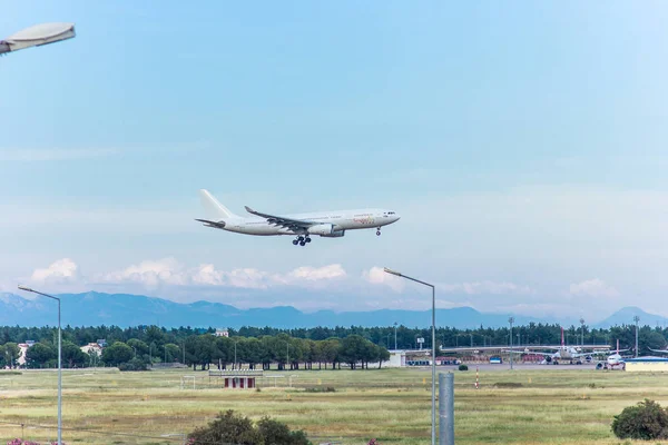 Antalya Turquía Mayo 2018 Aeropuerto Internacional Antalya Avión Pasajeros Está — Foto de Stock