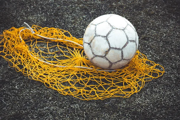 Calcio Pallone Calcio Sull Erba Accanto Alla Rete Palle — Foto Stock