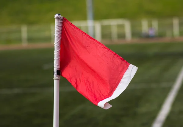 Bandiera Rossa Sfondo Campo Calcio Sfocato — Foto Stock