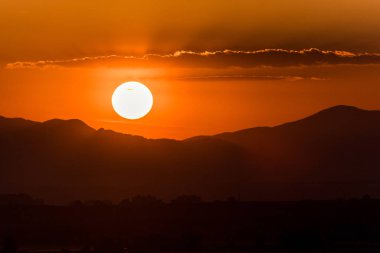 Güzel gündoğumu veya günbatımı dağ zemin üzerine ve dramatik bulutlar gökyüzü üzerinde