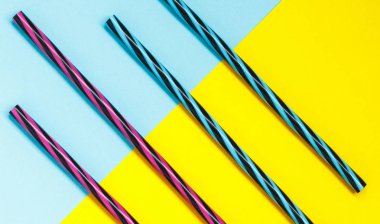 mavi ve sarı bir arka plan üzerinde renkli çizgili saman