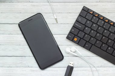 Kulaklık, klavye ve ahşap zemin, modern teknoloji kavramı birden parlamak götürmek ile Smartphone