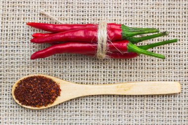 Kırmızı biber biber, yakın çekim üstten görünüm bağlı örgü ve çul bezle kaşık ile