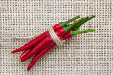 Kırmızı biber biber, yakın çekim üstten görünüm bağlı çuval bezi üzerinde kaplama ile