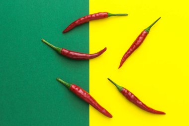sarı-yeşil zemin üzerine beş kırmızı biber