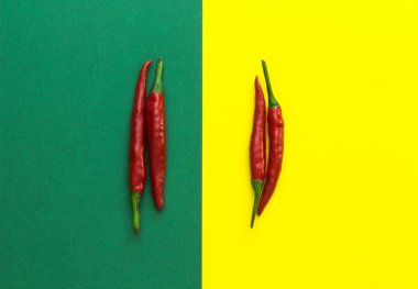 sarı-yeşil zemin üzerine kırmızı biber biber, üstten görünüm