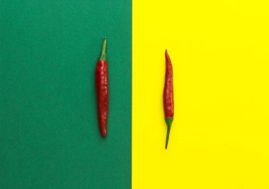 sarı-yeşil zemin üzerine kırmızı biber biber, üstten görünüm